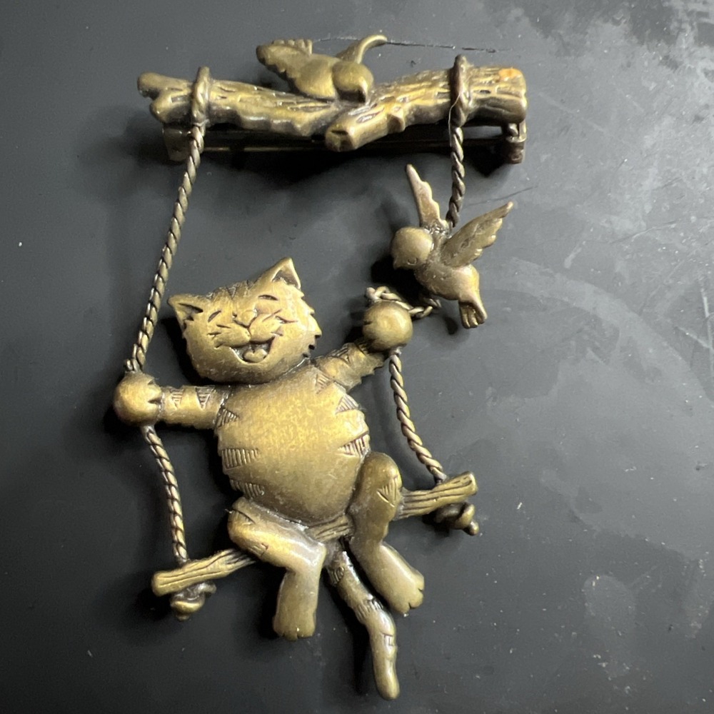 Signed JJ Jonette Vintage Swinging Happy Smiling Cat Birds  Brooch Brass ToneJ26